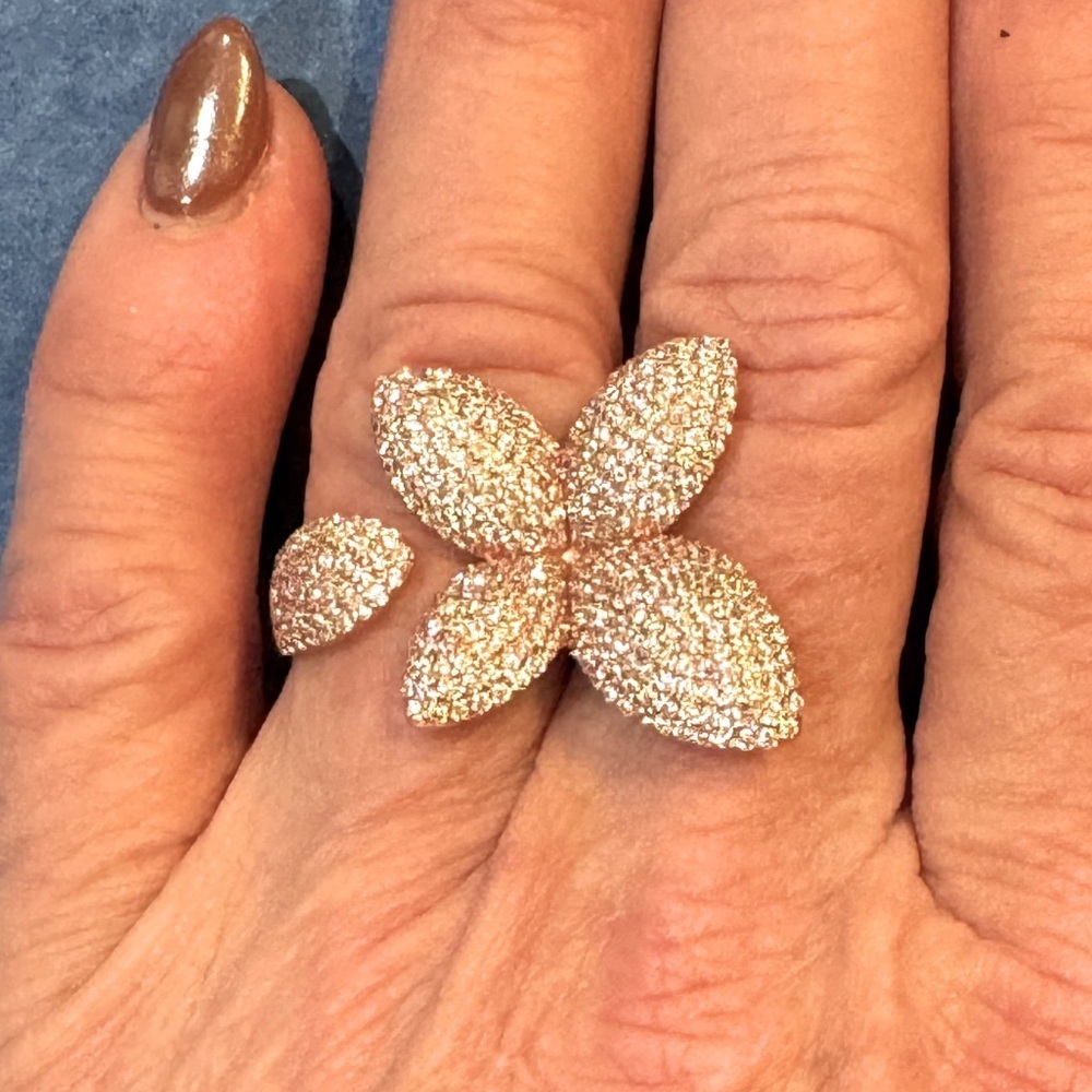 Elegant Rose Gold Floral Ring set on a sterling silver base. - Picture 4 of 11